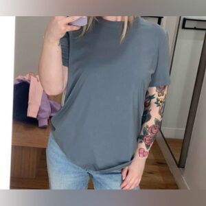 Women's Lululemon T-Shirt *LIKE NEW*